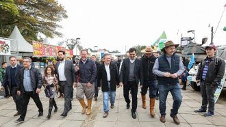 Vice Ranolfo, acompanhado do secretário Covatti e dos secretários Irigaray e Otomar, percorre parque de Esteio