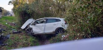 Carro invadiu a pista e colidiu frontalmente contra caminhonete