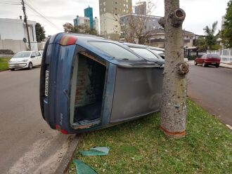 Durante a fuga, trio  colidiu veículo contra canteiro central da Sete de Setembro na vila Vera Cruz