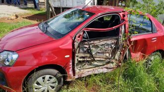 Veículo Toyota Etios foi roubado na rua Livramento e colidiu em Poste na Avenida Brasil Oeste. Dona do carro recuperou os documentos e acionou o seguro