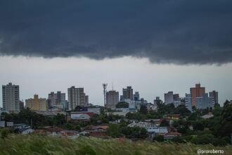 Formação de nuvens espessas por volta do meio-dia gerou alerta sobre  a chegada de um temporal.