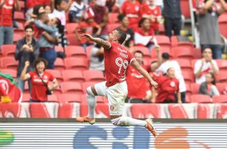 Potkker marcou os gols da vitória