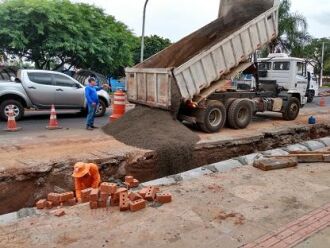 Empresa troca tubulação para melhorar escoamento pluvial