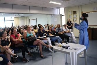 As enfermeiras, Ana Claudia Roman Ross do NVEH e Letícia Biasi do Carmo e Bárbara Dias Barbosa do SCIH ministraram o treinamento