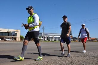 Colegas enfrentam o calor e a distância em agradecimento ao bom ano de trabalho