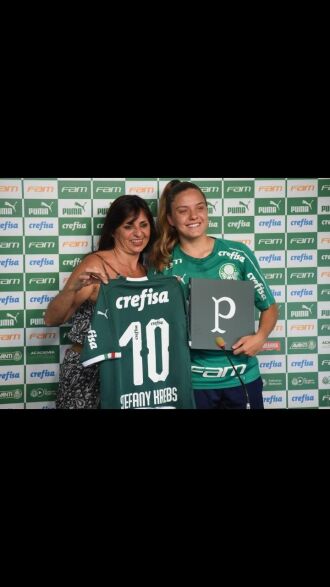 A jogadora é a única com deficiência auditiva na equipe palmeirense e primeira jogadora surda do futebol feminino profissional