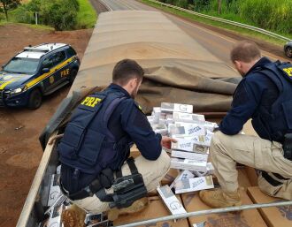 Os 350 mil maços de cigarros estavam sendo transportados em uma carreta com placas do Paraguai