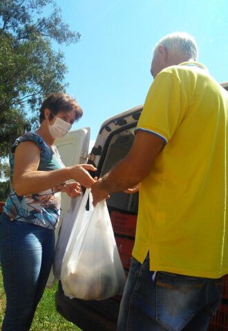  Para a entrega, foi recomendado que os produtores usem máscaras e tenham álcool em gel para higienização das mãos entre uma entrega e outra