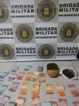 Drogas, dinheiro e uma balança de precisão foram localizadas no local