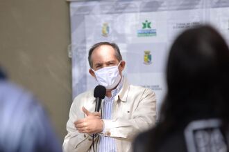 Prefeito Luciano Azevedo, durante coletiva de imprensa