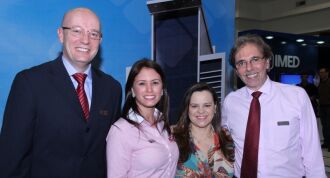 Esta colunista com a equipe da Master ImÃ³veis, Leonardo Bervian, Francis Canello e o Diretor Executivo Dr. Carlos Alceu Machado, em evento no Bourbon Shopping (Foto Daltro Mattos)