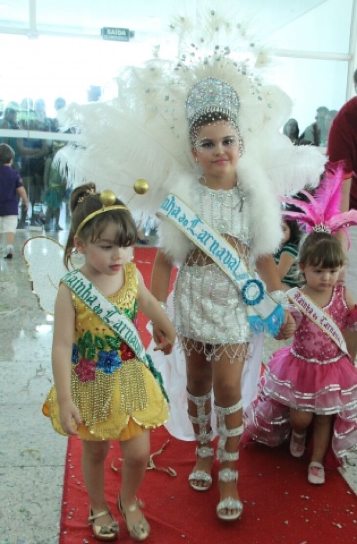 Helena Correia de AraÃºjo, Ana VitÃ³ria Cirne e Ana Luiza Marcolin brilharam e encantaram no Carnaval 2015  (Foto Daltro Mattos)