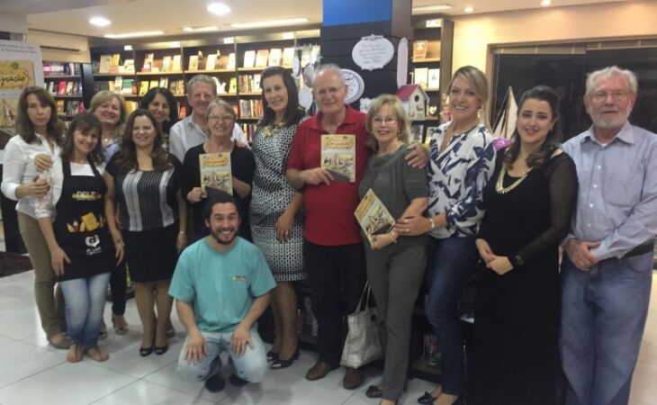 Dilse Piccin Corteze e seus convidados na Delta Livraria (Foto Fernando Bertochi)