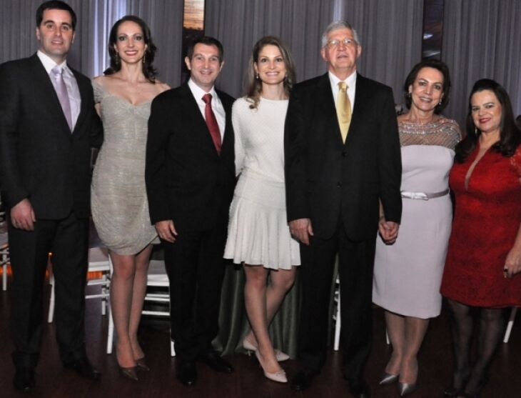 Rafael Marin e Daiane Grazziotin, Miguel Maggioni e Tiane Grazziotin, Nereu e Vaine Mezzomo  Grazziotin (casal presidente do Clube Comercial) e esta colunista