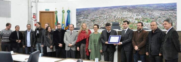 A homenagem na CÃ¢mara de Vereadores ao Professor JosÃ© Carlos Carles de Souza, teve a presenÃ§a dos trÃªs poderes (Executivo, Legislativo e JudiciÃ¡rio)  Foto: Gelsoli Casagrande