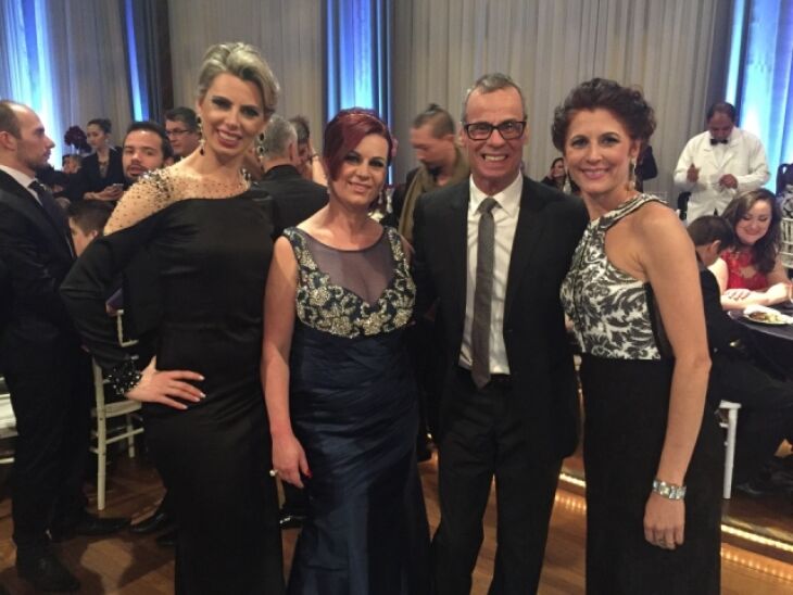 Nara Rubert e Raquel Pereira, diretoras Baillar, a irmÃ£ caÃ§ula, Elisangela Rubert (esq da foto) acompanhadas por Carlinhos de Jesus, a grande estrela da festa (Foto Daltro Mattos)