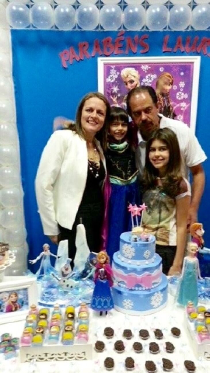 Juliana e Carlos Alberto Romero com a filha Julia comemorando o aniversÃ¡rio da outra filha Lauren em clima de Frozen e das princesas Ana e Elsa