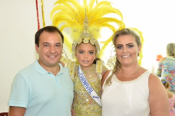 Leonardo Gabriel e Fernanda Cruz com a filha Maria Fernanda Rainha do Carnaval Infantil do Clube Comercial. A bela fantasia da Maria Fernanda leva a assinatura da Santa LuxÃºria Atelier.  Daltro Matto