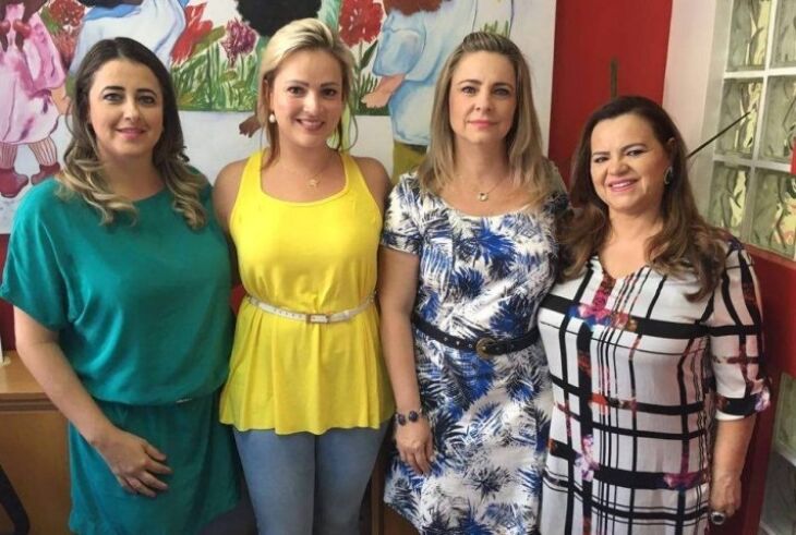 Marina Schnorr Grando e Cristiane Soccol Wolff proprietÃ¡rias da Escola Artes e Manhas entre Roberta e esta colunista.