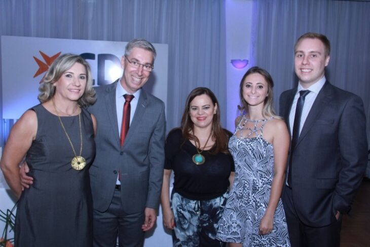 Esta colunista com o novo presidente da CDL e sua famÃ­lia: Zoraia Zucchetti Sonda e Adriano Sonda,  Michele Palaoro e Rodrigo Zucchetti Sonda 