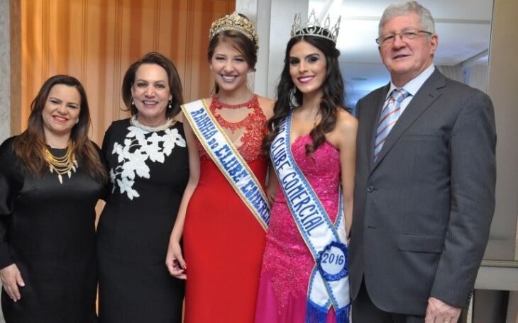 casal Presidente do Clube Comercial Vaine e Nereu Grazziotin mais as lindas soberanas Marina Karczeski (2015) e Nicole da Costa Alarcony (2016) (Foto Daltro Mattos)