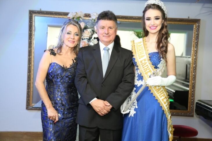 Casal Presidente do Clube Caixeiral Campestre, Ivonete Maria Zamarchi Lemos e Luis OtÃ¡vio Lemos, com a Rainha Social 2015 VictÃ³ria Gross Foto: Nazari Eventos