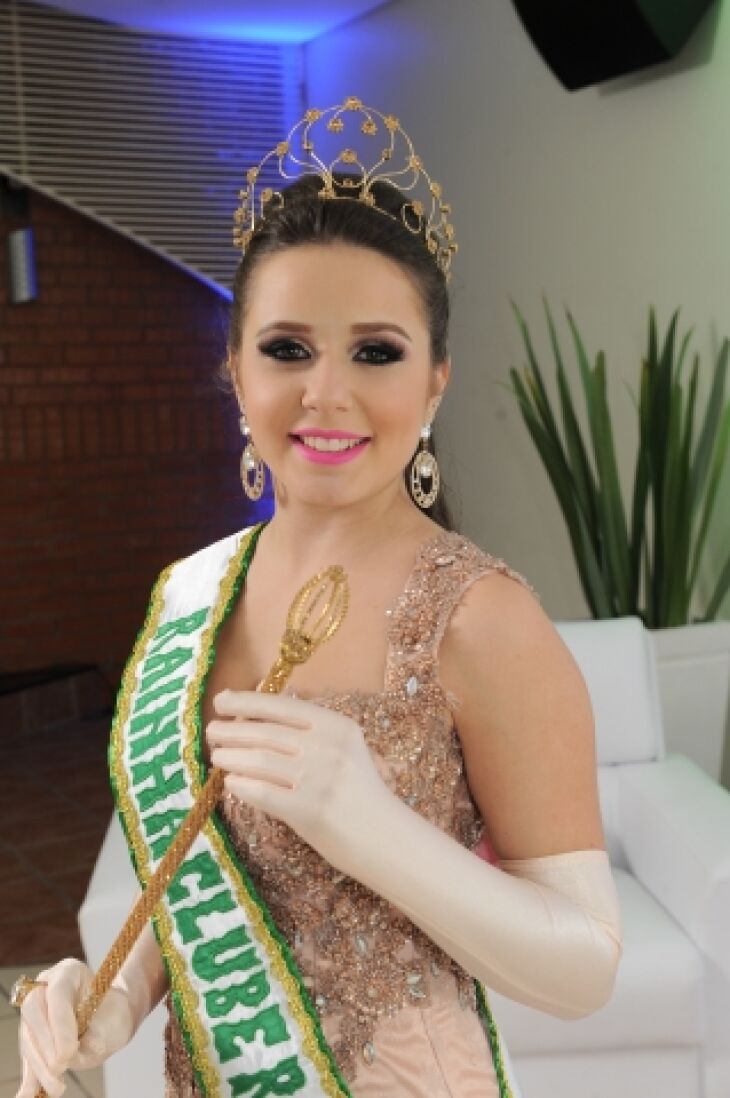 A Rainha 2015 VictÃ³ria Gross passarÃ¡ a faixa para a nova soberana do Clube Caixeiral Campestre (Foto Nazari Eventos)