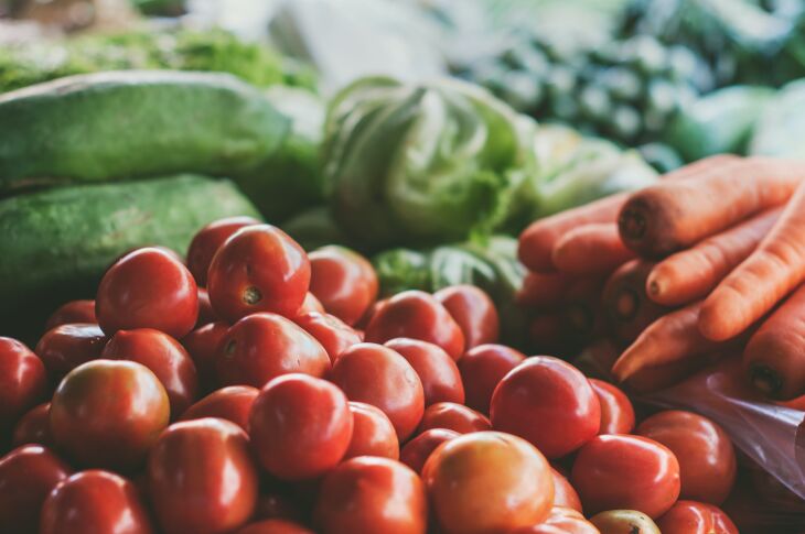 O tomate está entre os produtos que tiveram queda nos preços (Foto: Sven Scheuermeier/Unsplash))