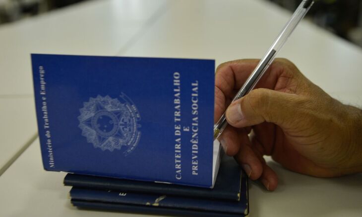 No acumulado do ano, no entanto, o mercado de trabalho continua sentindo o impacto da pandemia (Foto: Marcello Casal Jr.)