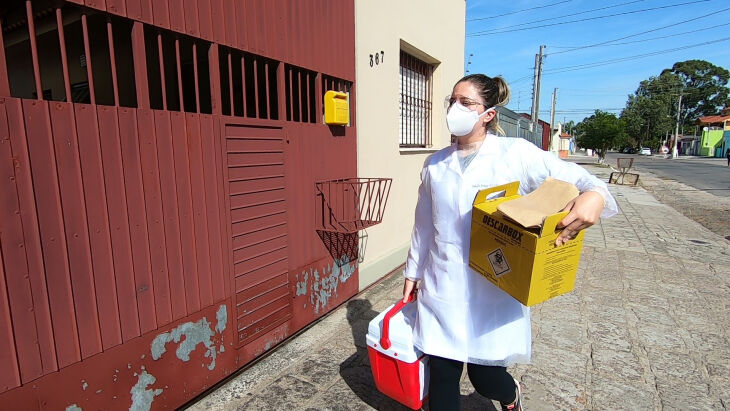 Os entrevistadores têm o cartão de identificação do estudo e usam equipamentos de proteção individual (Foto: Divulgação)