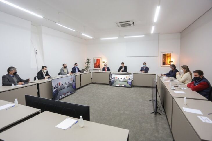 Governador Leite, vice Ranolfo e secretários participaram de reunião com deputados da base aliada (Foto: Felipe Dalla Valle / Palácio Piratini)