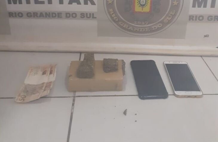 Droga foi encontrada embaixo do banco do veículo (Foto: Divulgação)