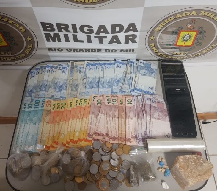 Na abordagem foi apreendida quantia em torno de R$ 1.100 (Foto: Divulgação/Brigada Militar)