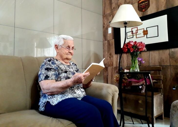 Um dos hábitos da dona Ilene é a leitura (Foto: Divulgação/UPF)