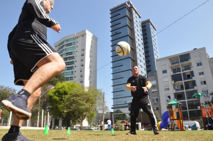 Exercício com bola no Campo do Quartel -- Foto – Gerson Lopes-ON