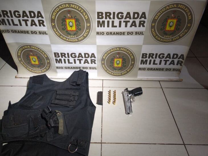 A pistola estava carregada com 13 munições (Foto: Divulgação)