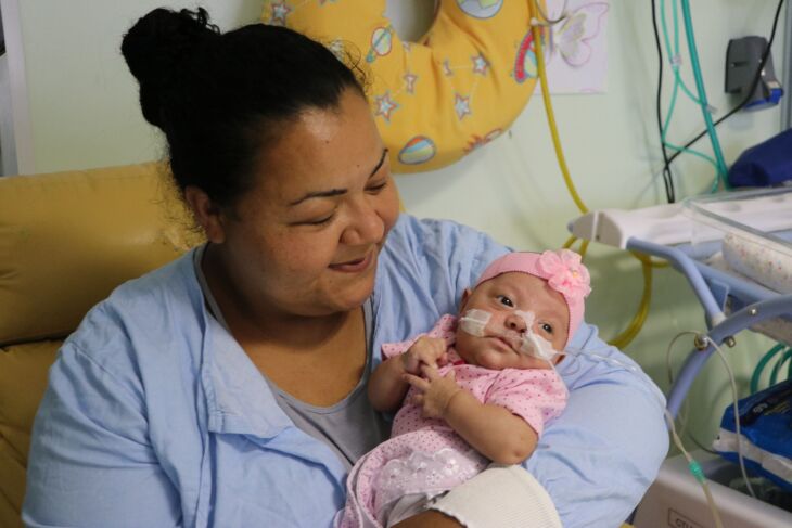 Luize está aprendendo a mamar para em breve receber alta hospitalar (Foto Assessoria de Imprensa HSVP/Caroline Silvestro)