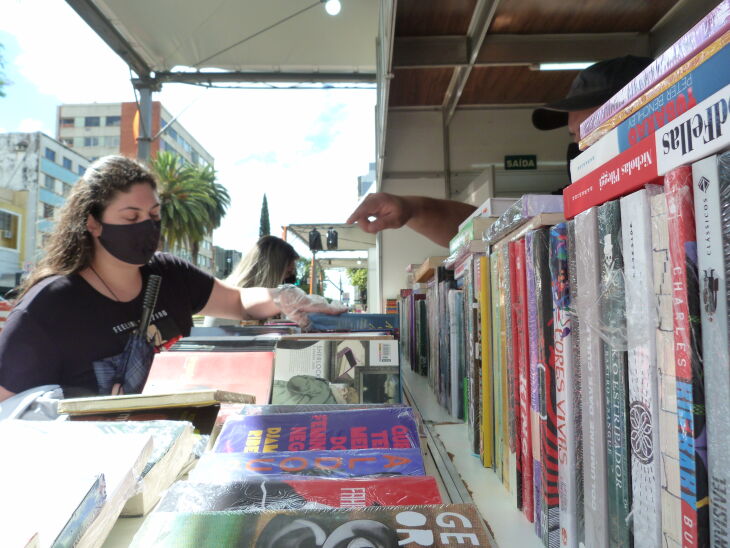 A Feira conta com quatro bancas de livros. (Foto: Lucas Marques/ON)