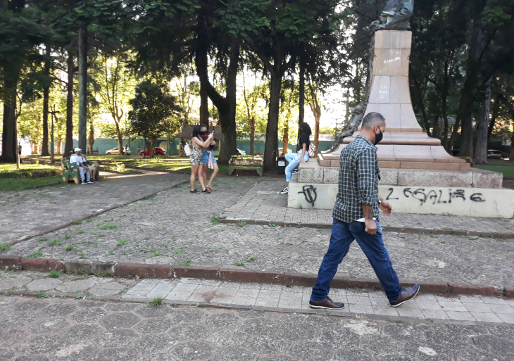 Mesmo com decreto que proíbe permancência em praças, o feriado teve movimento. Algumas pessoas, inclusive, não utilizavam a máscara (Foto: Bruna Scheifler/ON)