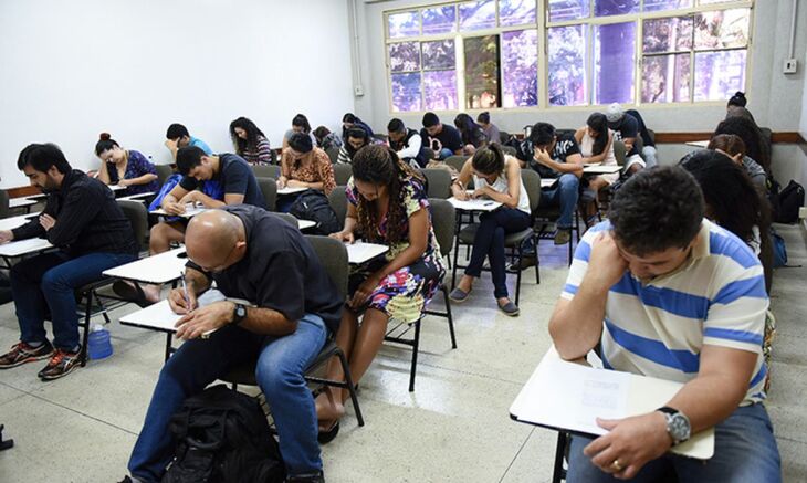 O Encceja permite conceder o diploma de conclusão do ensino fundamental ou médio para jovens e adultos que não conseguiram obter o documento na idade prevista (Foto: Divulgação/MEC)