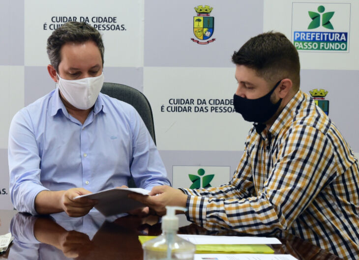 O anúncio foi feito pelo prefeito Pedro Almeida, ao lado do presidente da Câmara Municipal, vereador Rafael Colussi (Foto: Divulgação)