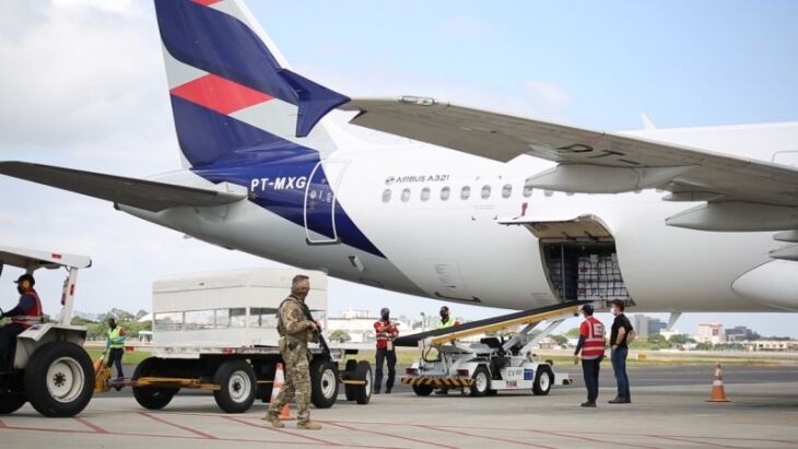  Avião que transportou vacinas do Instituto Butantan chegou ao RS na manhã deste domingo (Foto: Luís André/Palácio Piratini)