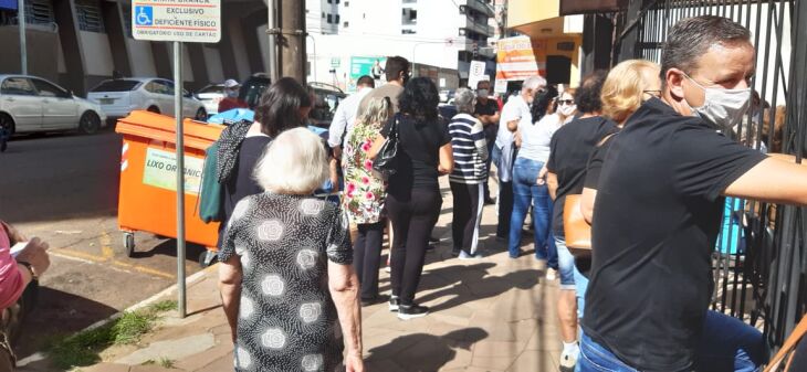 Boa parte dos idosos chegou cedo para fazer a vacina (Foto: Gerson Lopes/ON)