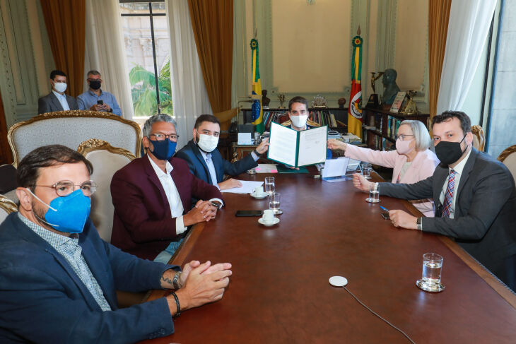 Governador com os deputados Gabriel Souza (presidente da Assembleia) e Frederico Antunes, e os secretários Gastal, Arita e Artur (Foto: Itamar Aguiar /Palácio Piratini)