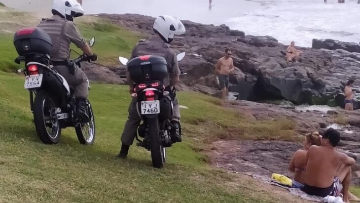 À beira-mar, policiais orientam banhistas sobre a permanência na praia (Foto: Divulgação SSP)