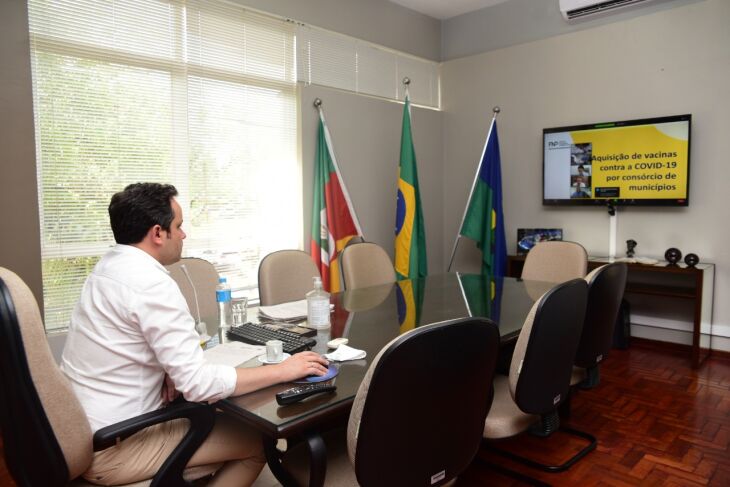 Pedro Almeida participou de reunião sobre o consórcio na segunda-feira (01) (Foto: Divulgação/PMPF)