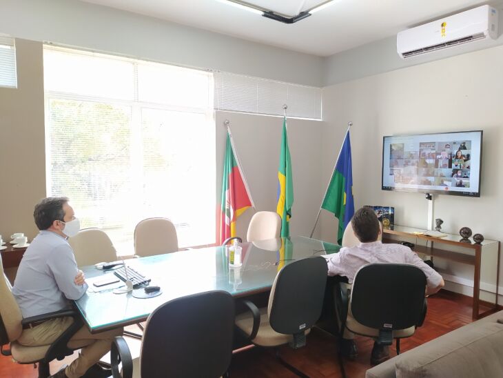 o prefeito Pedro Almeida participou de uma reunião promovida pela FamuRS (Foto: Divulgação/PMPF)