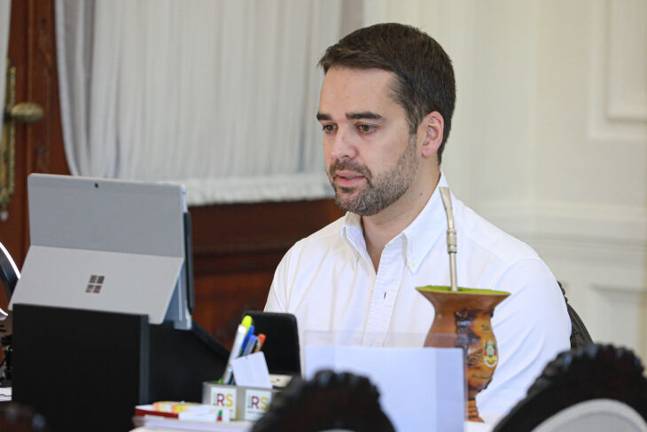 Reunião foi por videoconferência, com a participação de secretários de Estado, integrantes da Famurs e prefeitos (Foto: Itamar Aguiar / Palácio Piratini)