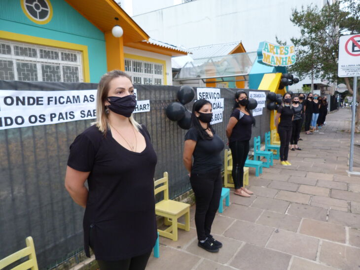 Protestos foram realizados em frente às escolas (Foto: Bruna Scheifler/ON)