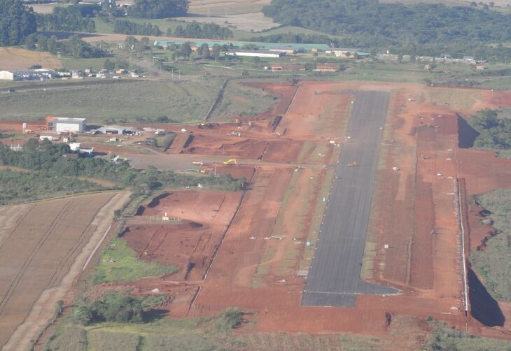 Pista: base reestruturada e nova pavimentação  -  Fotos – LC Schneider-ON